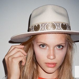 White and brown lack of color Beverly fedora. Size S.